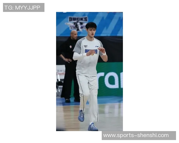 曾凡博在篮网首秀穿韦德之道12展现出色表现引发球迷热议